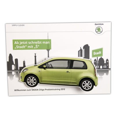 Faltplaner und formgestanztem Auto Skoda