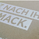 Kiste aus Braunpappe mit Deckweiß bedruckt